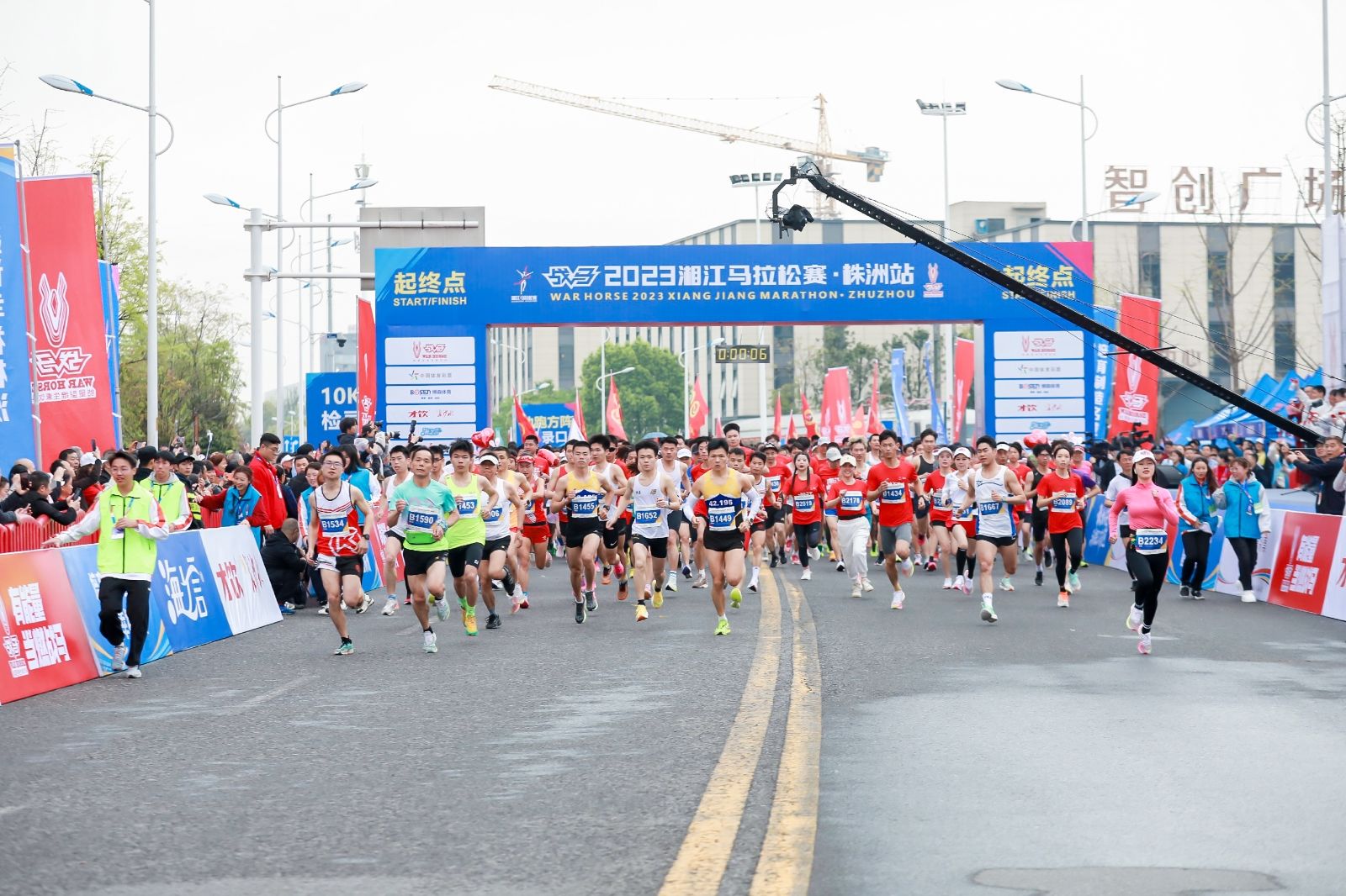 敢为人先·与湘江奔跑 ｜战马2023湘江马拉松株洲站鸣枪起跑！